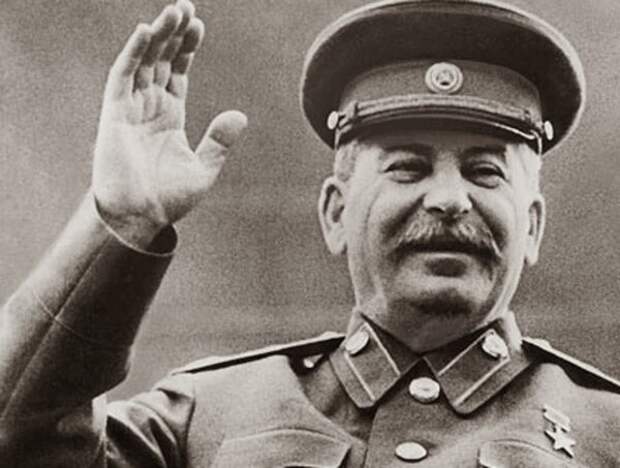 Сталин машет рукой народу. Или не Сталин?