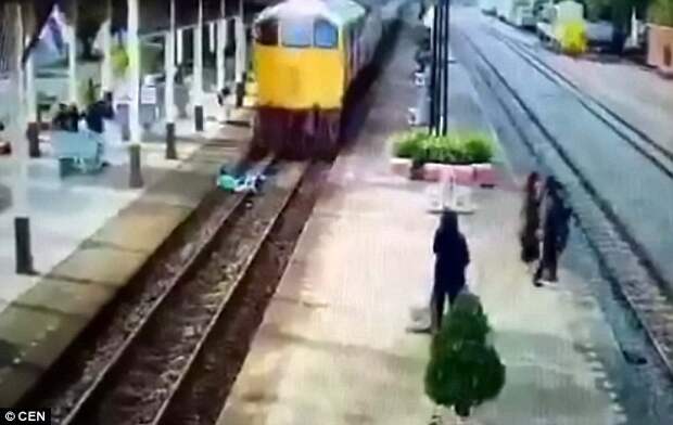 Чудо в Таиланде: мужчина встал невредимым из-под колес поезда! невероятно, попал под поезд, чудесное спасение, чудо