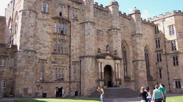 "Оскорбительное" требование: дочь боевика ВСУ унизили в британском колледже