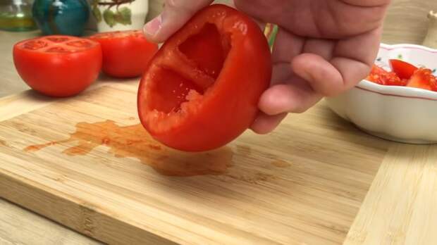 Соедините половинки помидор с яйцом и отправьте на противень. Через 20 минут наслаждайтесь результатом