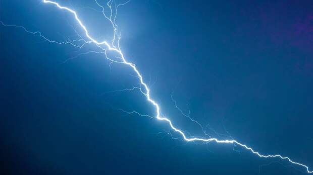 Молния пробила шесть отверстий в пассажирском самолете над Сочи