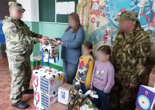 Астраханский Дед Мороз спецназначения доставил подарки запорожским детям