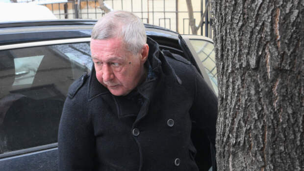 Михаила Ефремова заметили возле театра Никиты Михалкова после выхода из колонии