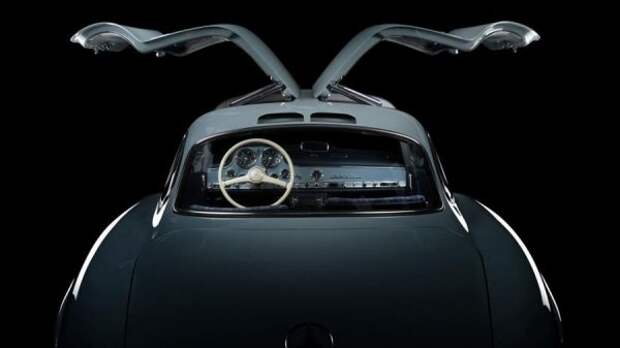 Конечно, уникальные двери Mercedes 300SL делают его красивым и новаторским. Но основная причина их появления кроется в том, что гоночное шасси автомобиля имело довольно высокие и широкие боковые пороги, добавленные для повышения выносливости. А установка обычных дверей было бы довольно непрактичным решением.