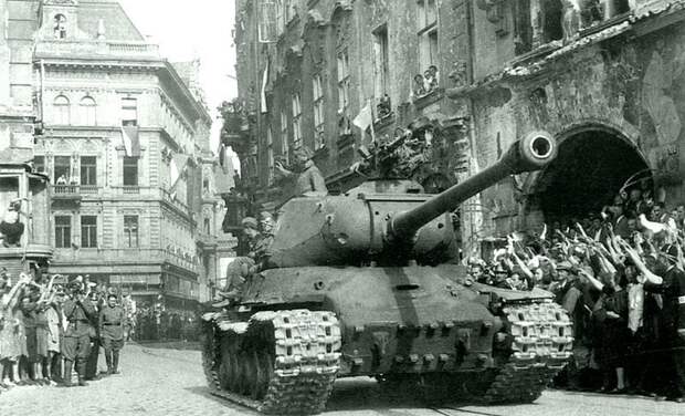 Танк ИС-2 1-го Чехословацкого армейского корпуса (чехословацкое общевойсковое соединение в составе 4-го Украинского фронта Красной Армии) в центре Праги. Чехословакия, 10.05.1945 Бронетехника СССР, Великая Отечественная война, история