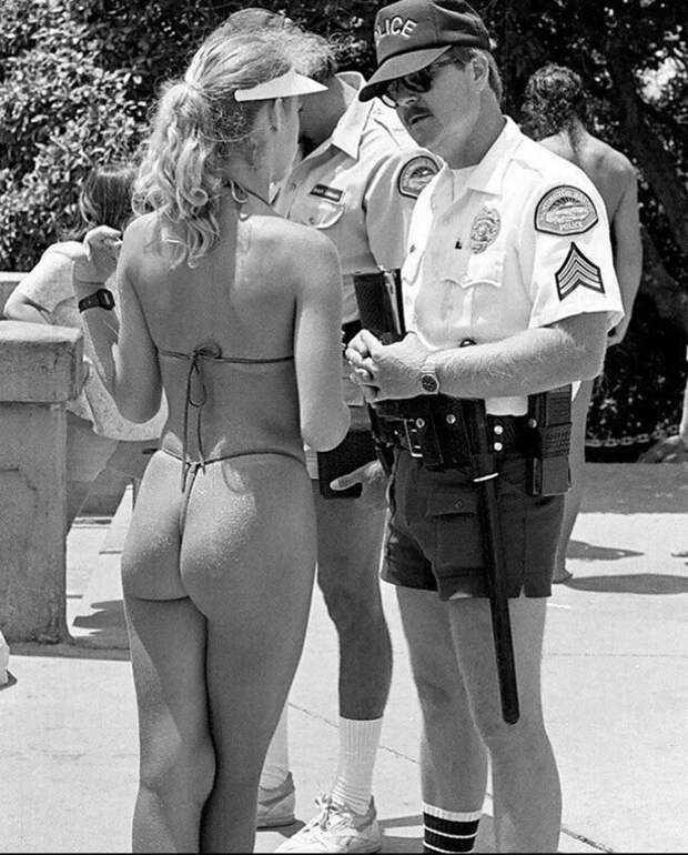 Офицеры полиции обсуждают купальник девушки. Штат Вашингтон, США. 1979