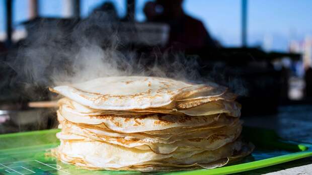 Кондитер рекомендовала добавлять кипяток в блинное тесто