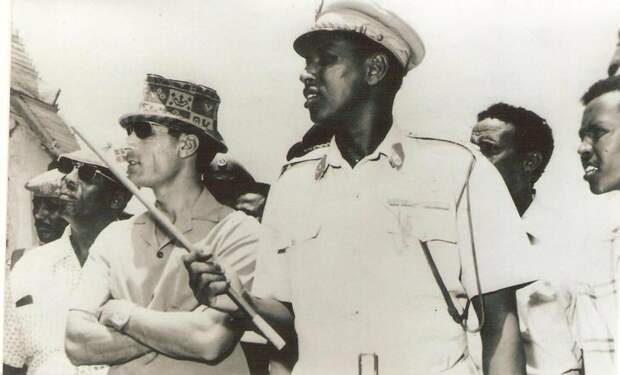 Сиад Барре (в центре) - президент Сомали с 1969 по 1991 г, принял решение о разрыве отношений с СССР
