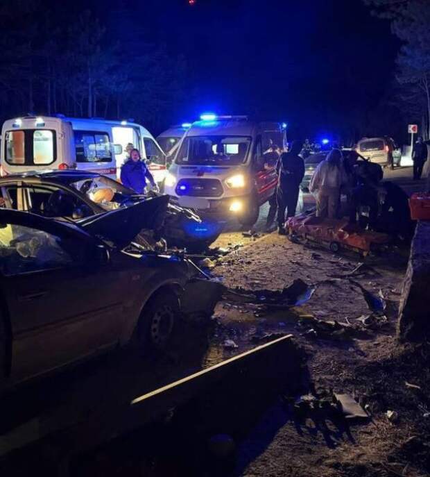 Двое детей пострадали в лобовом столкновении легковушек на трассе Ялта – Севастополь