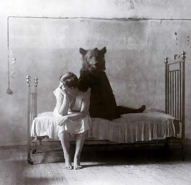 15. Девочка и медведь, ок. 1912 г. 20 век, забавные снимки, начало века, ретро фото, ретро фотографии, старые фото, странные фотографии, черно-белые снимки