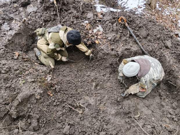 Поисковики Тульской области нашли останки красноармейца с медальоном