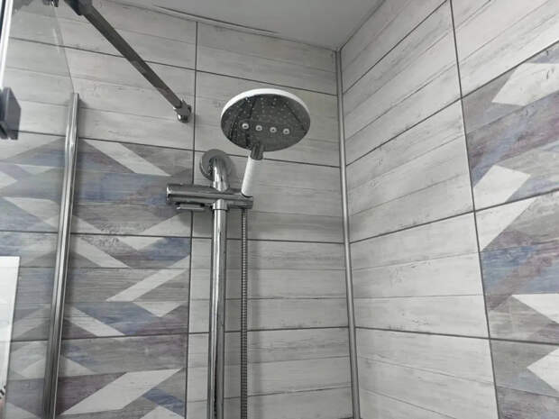 Душевые кабины уходят в прошлое: модные дизайнеры возвращают советские стеклоблоки