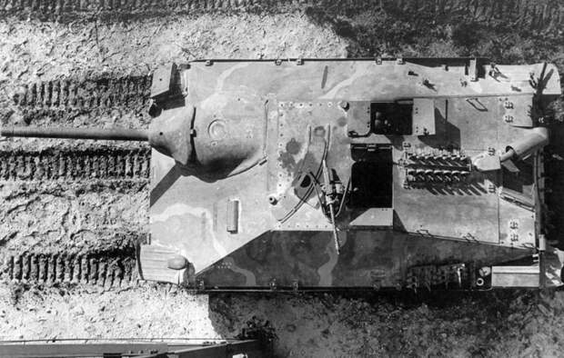 Jagdpanzer 38 сверху. Изменился глушитель, также переделке подвергся смотровой прибор механика-водителя артиллерия, бронетехника, вмв, германия