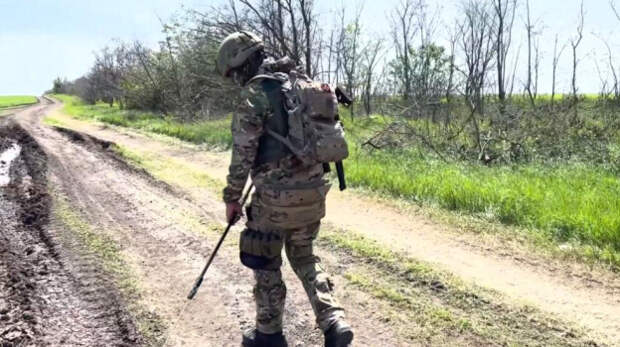 Сапёры группировки войск «Днепр» ежедневно обезвреживают вражеские мины под огнём противника