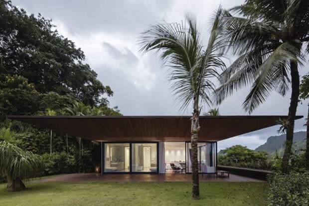 Удивительный особняк с прозрачным фасадом на острове в Бразилии