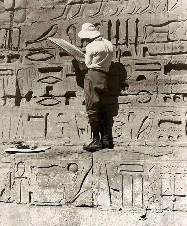 Немецкий археолог изучает иероглифы в храме Рамзеса III, известном как Мединет Хабу. 1927