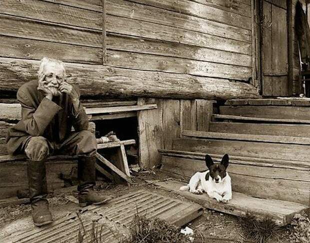 дед в деревне. старушка мать. деревенский мужчина. одинокие люди в деревнях. мужчина в деревне.