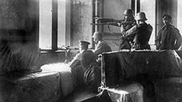 Правительственные войска, обстреливающие демонстрантов. Берлин, январь 1919 года 