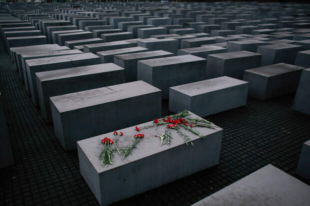 В Берлине супруги Макрона и Шольца рассмеялись на Мемориале жертвам Холокоста