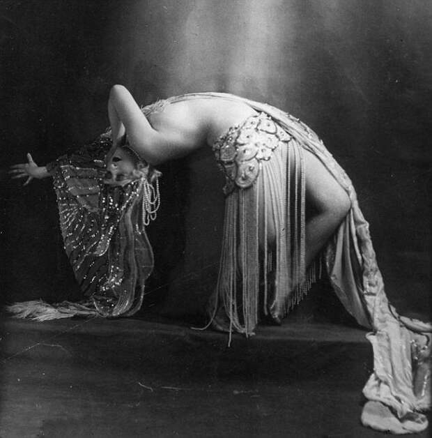 Folies Bergere Dancer, 1925 || Allegory of Vanity