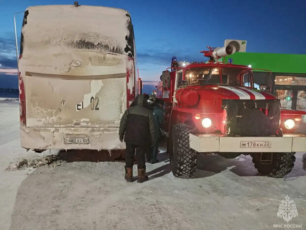 Автобус с 49 пассажирами заглох на трассе в 30-градусный мороз по пути в Новосибирск