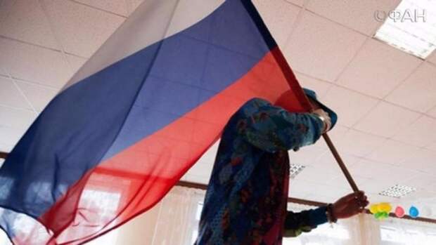 Флаг России отказывался гореть в руках националистов в Одессе