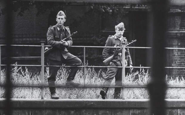 Восточногерманские солдаты патрулируют границу с Западным Берлином незадолго до начала строительства Берлинской стены