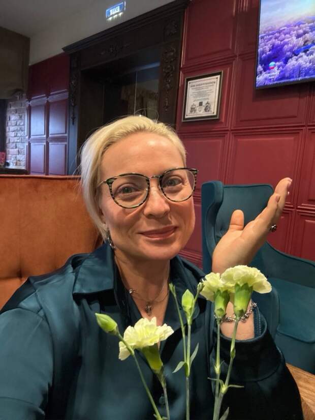 Звезда «Интернов» показала внешность без макияжа в честь 54-летия