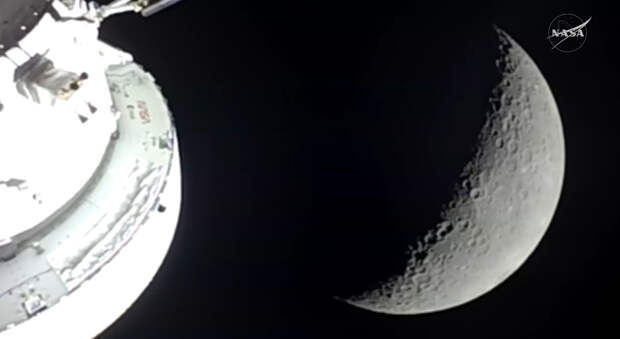 Борт Orion завершил семичасовой облет Луны, есть фото
