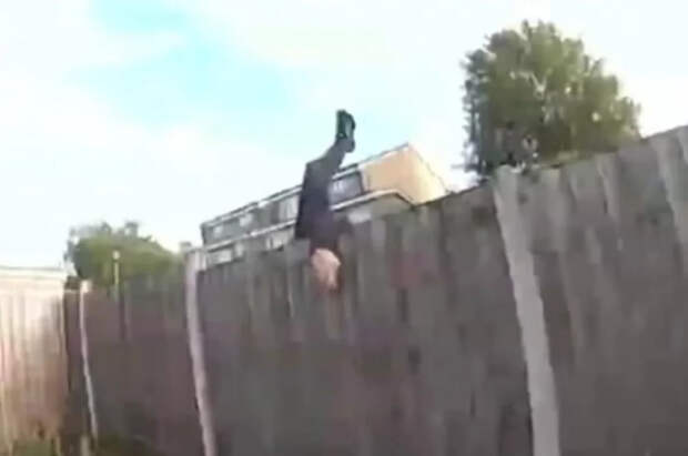 Британский полицейский повторил трюк из фильма «Очень крутые легавые»