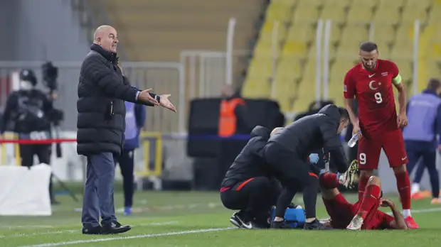 Черчесов признался, что не хотел бы обсуждать работу судей в матче с Турцией