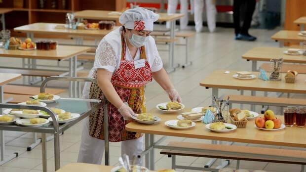 В Госдуме предложили расширить бесплатное питание для школьников