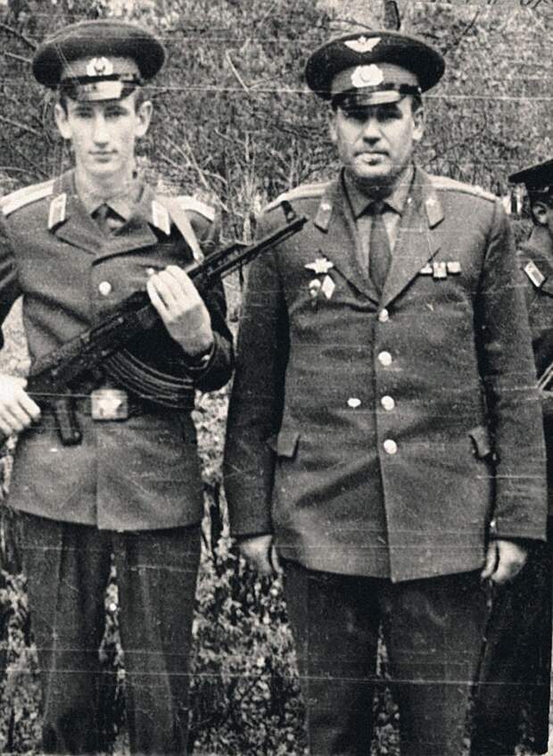 16 августа 1974 года. Валерий Бурков вместе с отцом после принятия присяги. Фото: Личный архив 