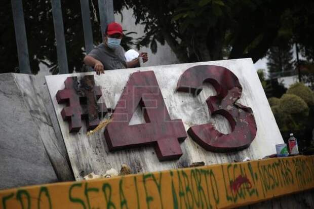 MÉXICO AYOTZINAPA - Vandalizan antimonumento a los 43 de Ayotzinapa en el sur de México