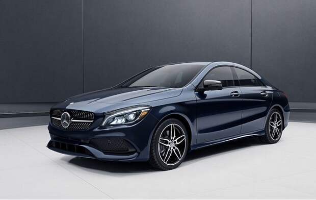 Компактное 4-дверное купе Mercedes-Benz CLA 2016 года.