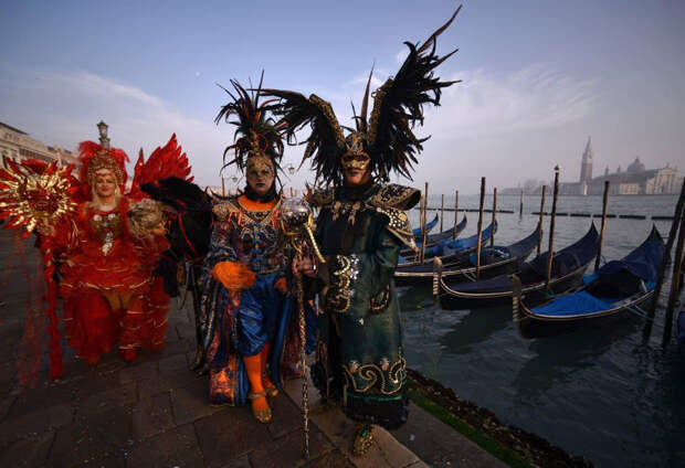 На улицах Венеции начался грандиозный карнавал