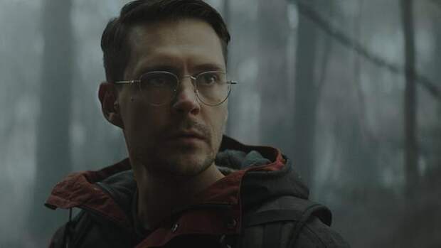 Неузнаваемый Милош Бикович сходит с ума в лесу в психологическом триллере «Изоляция»