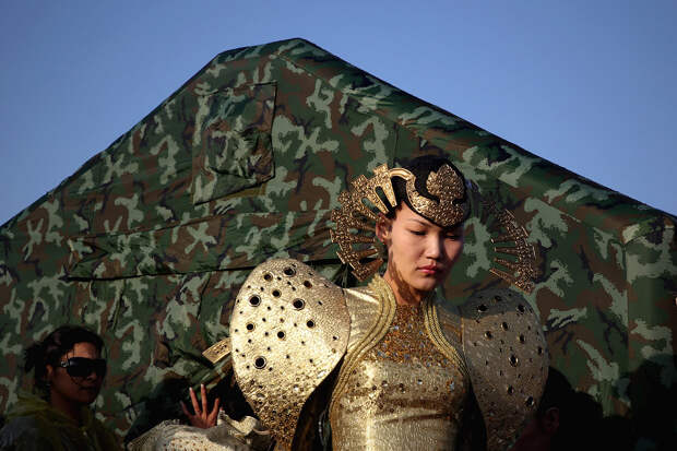 Атмосферу создают актеры в традиционных костюмах, курорт Xiangshawan