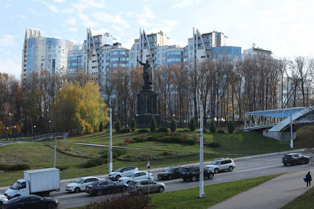 При ракетном обстреле Белгорода пострадала женщина и два автомобиля