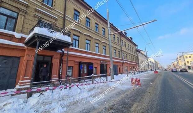 В Казани рабочие сбросили на прохожую кусок льда