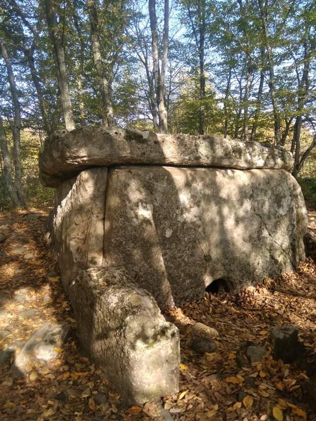 Дольмен в поселке Каменномостский.
