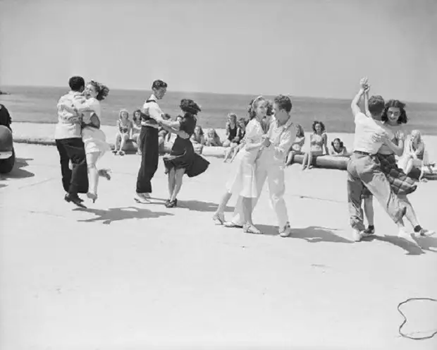 Спонтанные танцы одаренных импровизаторов под джазовую музыку. Спонтанные танцы одаренных импровизаторов под джазовую музыку.