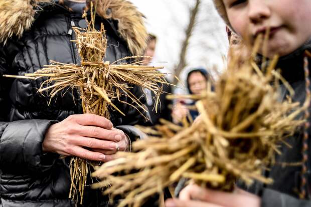 Как сделать чучело Масленицы своими руками: из веников, одежды и соломы — пошаговая инструкция