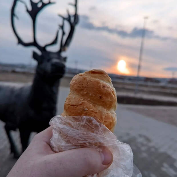 Зачем этот парень собирает фотографии сосисок в тесте со всей России?  (ФОТО)