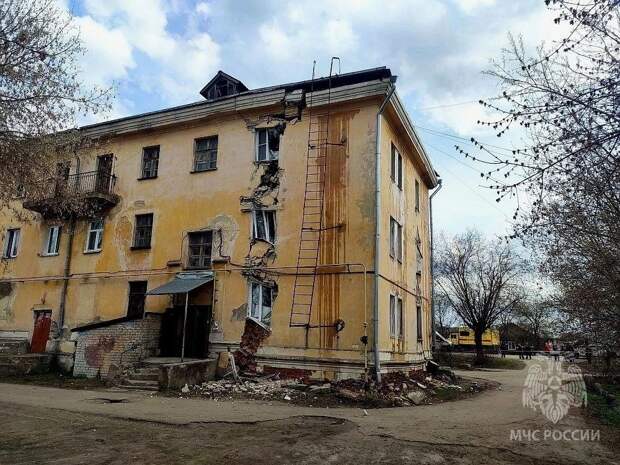 Многоквартирный дом в Балахне треснул по швам