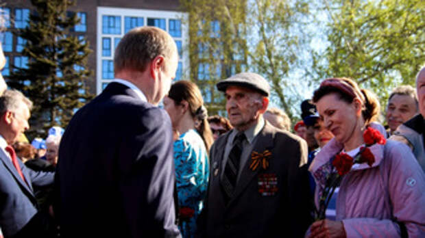 Виктор Томенко и ветеран / Фото: amic.ru / Алина Богомолова
