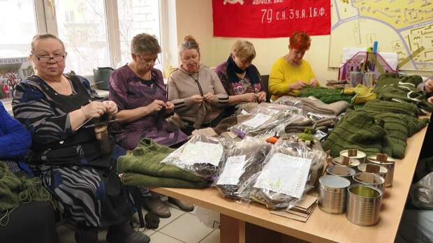 «Я вяжу с первого дня СВО»: как в Нижнекамске уже четвертый год согревают фронт