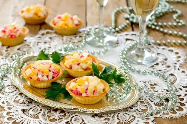 Тарталетки с крабовыми палочками и ананасом Тарталетки с крабовыми палочками и ананасом