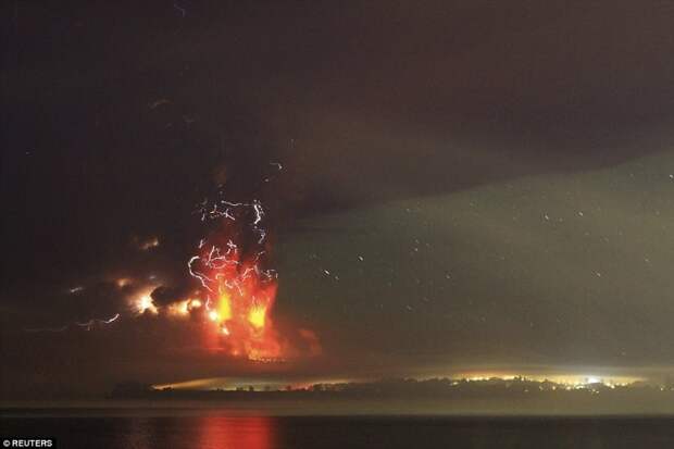 Извержение вулкана Кальбуко. Вид из города Пуэрто-Варас в Чили. В 2015 году произошло первое извержение вулкана Кальбуко за последние пять десятилетий. вулкан, извержение