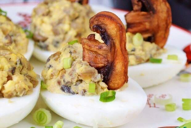 Фаршированные яйца – универсальное закусочное блюдо. Сытное, красивое, готовится достаточно быстро.-7